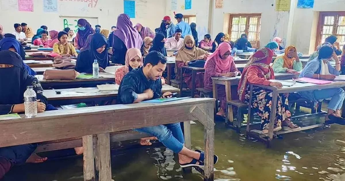 জলাবদ্ধতায় ভাসছে পরীক্ষা কক্ষ, তবুও কলম থামেনি শিক্ষার্থীদের
