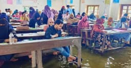 জলাবদ্ধতায় ভাসছে পরীক্ষা কক্ষ, তবুও কলম থামেনি শিক্ষার্থীদের