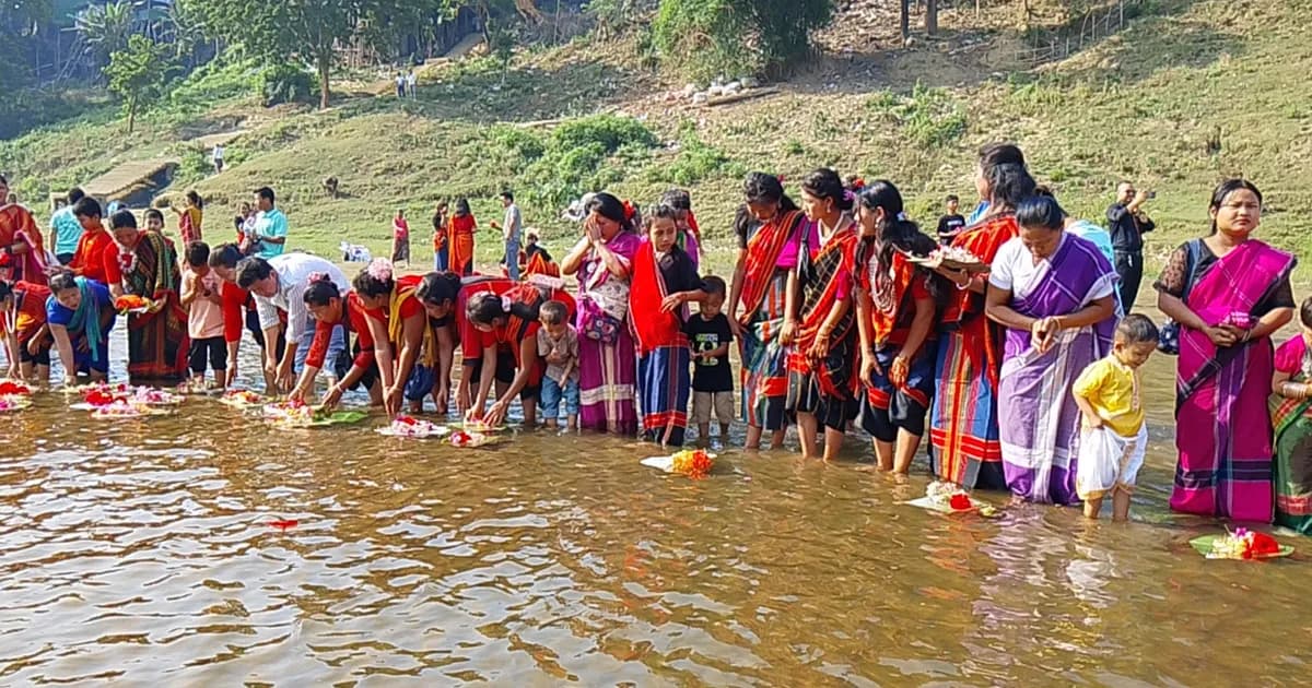 থানচিতে ফুল ভাসানোর মধ্য দিয়ে শুরু হলো চাকমাদের বিজু উৎসব