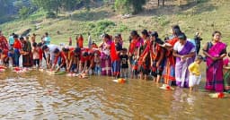 থানচিতে ফুল ভাসানোর মধ্য দিয়ে শুরু হলো চাকমাদের বিজু উৎসব