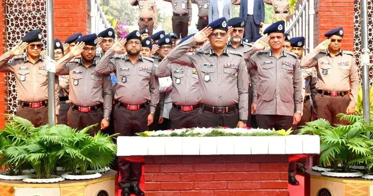রাজারবাগ পুলিশ স্মৃতিসৌধে নবনিযুক্ত আইজিপির শ্রদ্ধা