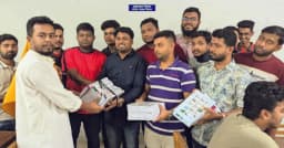 জগন্নাথ বিশ্ববিদ্যালয়ের কেন্দ্রীয় গ্রন্থাগারে বই উপহার দিল ছাত্রদল