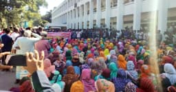 ১১ দফা দাবিতে উত্তরা ইপিজেডে শ্রমিকদের বিক্ষোভ