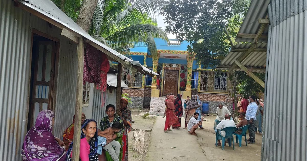 বিয়ের দাবিতে বেয়াইয়ের বাড়িতে তরুণীর অনশন