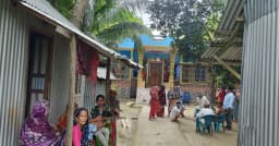 বিয়ের দাবিতে বেয়াইয়ের বাড়িতে তরুণীর অনশন