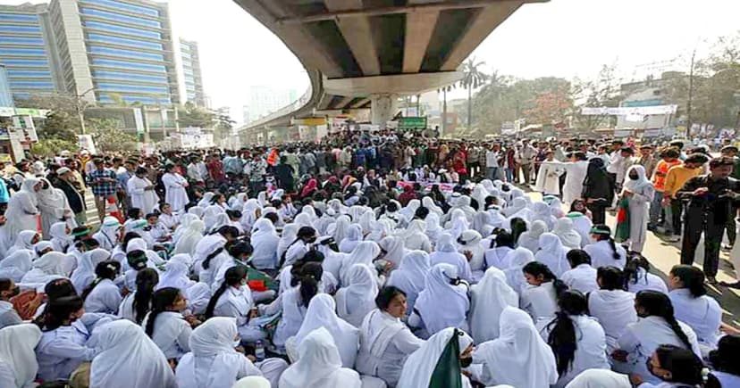 তেজগাঁও সাতরাস্তা মোড় অবরোধ, তীব্র যানজট