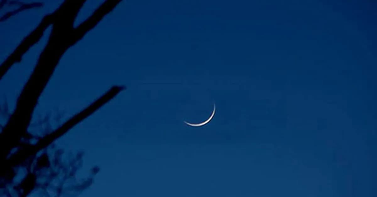 দিনের আলোতেই দেখা মিলল জিলকদ মাসের চাঁদ