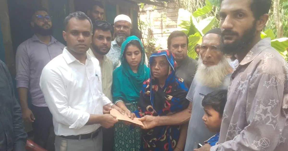 নেছারাবাদে কাঠবোঝাই ভ্যান উল্টে বাবা নিহত, শিশুর পাশে প্রশাসন