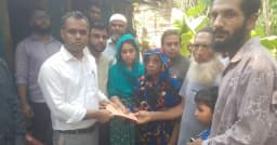 নেছারাবাদে কাঠবোঝাই ভ্যান উল্টে বাবা নিহত, শিশুর পাশে প্রশাসন