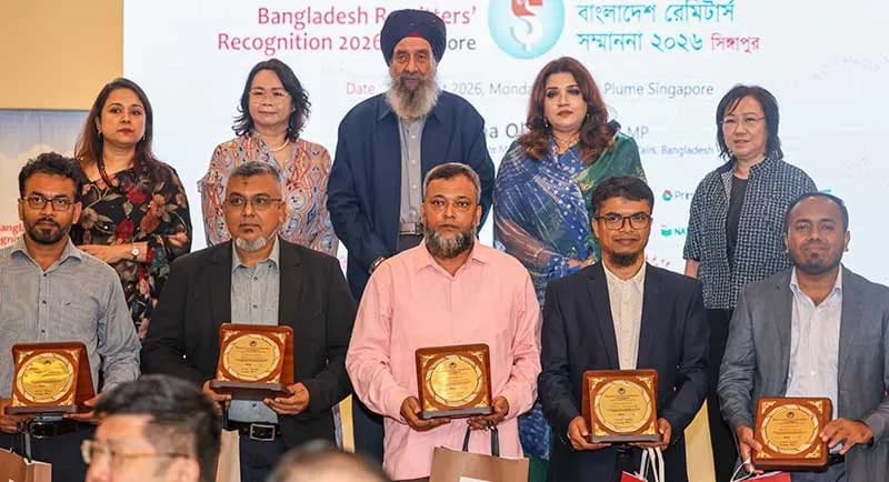 সিঙ্গাপুরে ন্যাশনাল ব্যাংকের পাঁচ প্রবাসী রেমিটারকে সম্মাননা