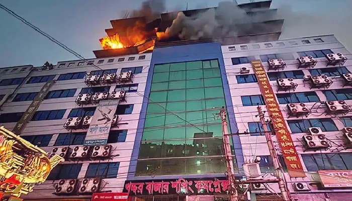 গুলিস্তানে বহুতল ভবনে আগুন, নিয়ন্ত্রণে ৬ ইউনিট