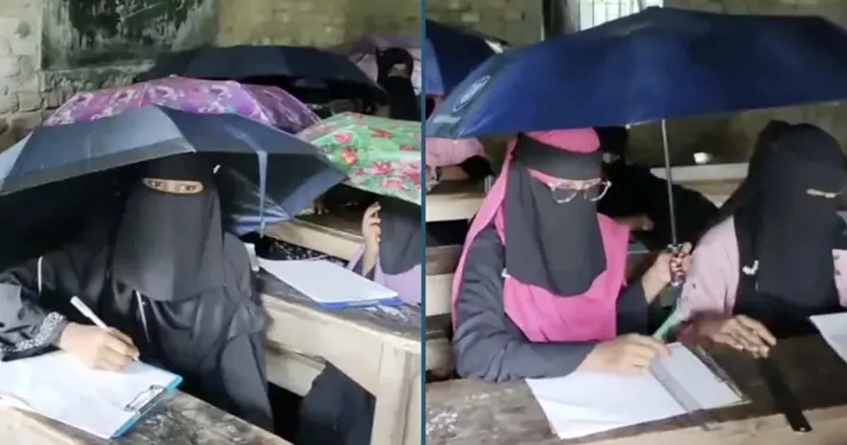 এক হাতে ছাতা, অন্য হাতে কলম, বৃষ্টির মধ্যেই পরীক্ষা দিলেন শিক্ষার্থীরা