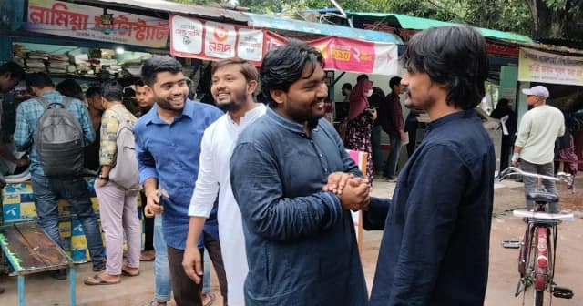 রাকসু নির্বাচন: বৃষ্টিতেও মাঠে প্রচারণা করছেন প্রার্থীরা