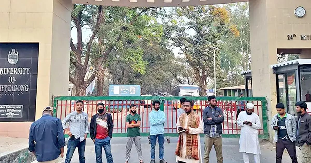 শিক্ষার্থীদের যাতায়াতে বাস না দেওয়ায় চবির মূল ফটকে তালা