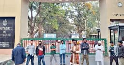 শিক্ষার্থীদের যাতায়াতে বাস না দেওয়ায় চবির মূল ফটকে তালা