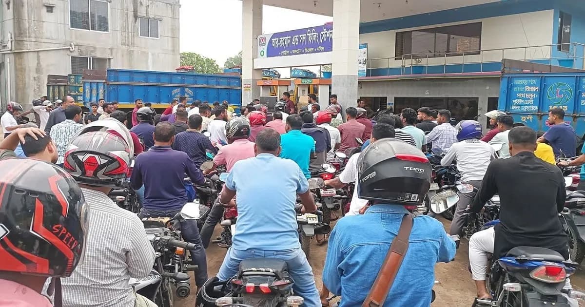 গাইবান্ধায় ১০০ টাকার তেলের জন্য ঘণ্টার পর ঘণ্টা অপেক্ষা