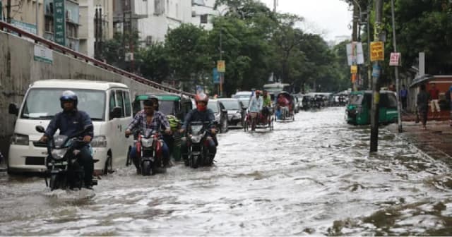 সকাল থেকে বৃষ্টি, ঢাকার বিভিন্ন এলাকায় জলাবদ্ধতা