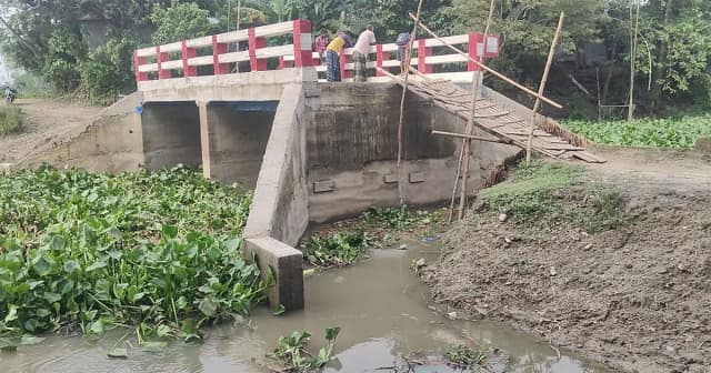 অচল ব্রিজ, অচল জীবন: রাস্তা না থাকায় ভেঙে যাচ্ছে বিয়ে