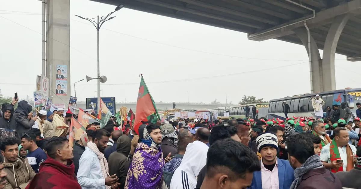 জনস্রোতে উত্তাল কুড়িল–বিশ্বরোডের ৩০০ ফিট সড়ক