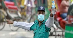 সিগন্যালে দাঁড়িয়েই ইফতার, নগরী সচল রাখছেন ট্রাফিক পুলিশ