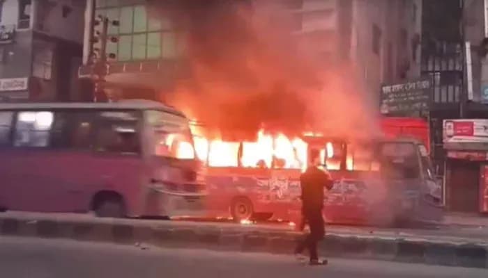 ঢাকায় দুই বাসে আগুন