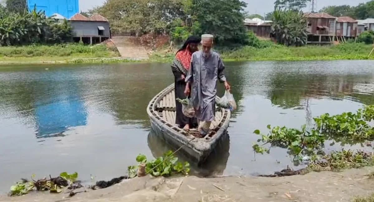 কুমার নদের ওপর সেতু না থাকায় রশি টেনে পারাপার, ঝুঁকিতে ছয় গ্রামের মানুষ