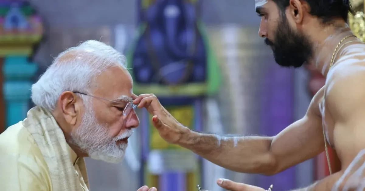 ২৫ বছর সরকারপ্রধান মোদি, দিল্লির মন্দিরে গিয়ে করলেন প্রার্থনা