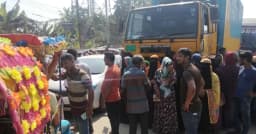 ‎কাঁচপুরে বকেয়া বেতনের দাবিতে ঢাকা-সিলেট মহাসড়ক অবরোধ