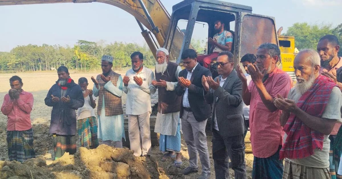 কেন্দুয়ায় গ্রামবাসীর টাকায় শুরু ৬টি মাটির রাস্তা নির্মাণ কাজ