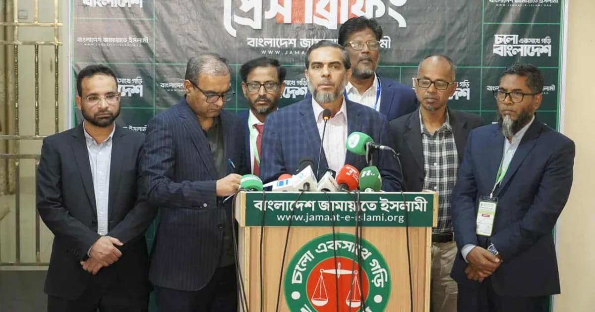 একটি দলের কর্মীরা ভোটার-এজেন্টদের কেন্দ্রে ঢুকতে বাধা দিচ্ছে