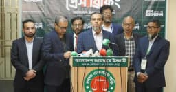 একটি দলের কর্মীরা ভোটার-এজেন্টদের কেন্দ্রে ঢুকতে বাধা দিচ্ছে