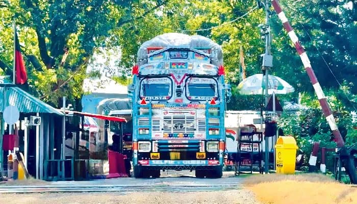 বন্ধের পর হিলি স্থলবন্দর দিয়ে আমদানি রপ্তানি শুরু