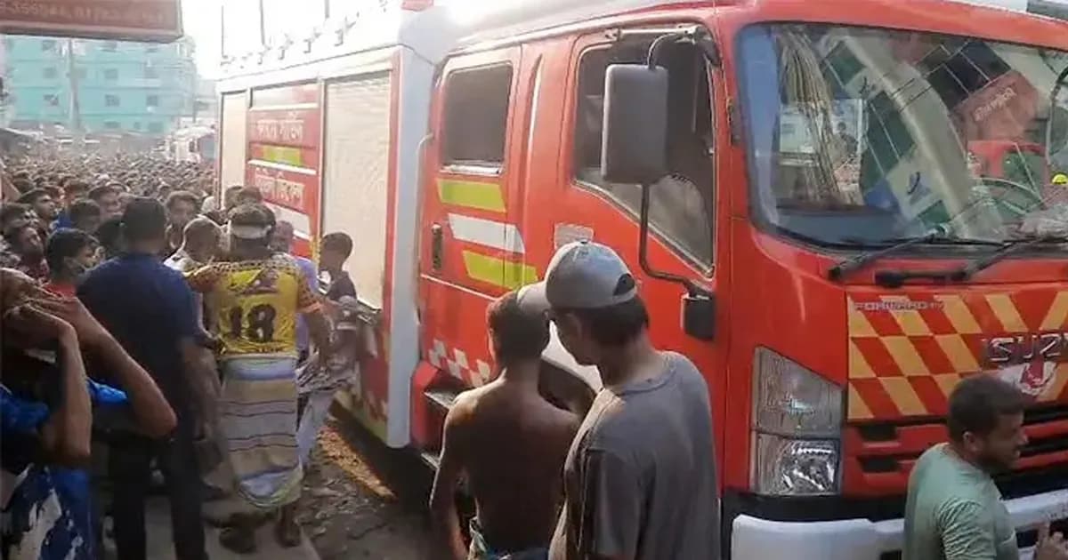 গাজীপুরে পোশাক কারখানায় আগুন, নিয়ন্ত্রণে ফায়ার সার্ভিসের ৫ ইউনিট