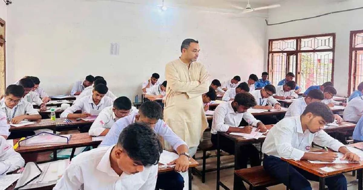 এসএসসি কেন্দ্র পরিদর্শন করে যা বললেন মাহদী আমিন