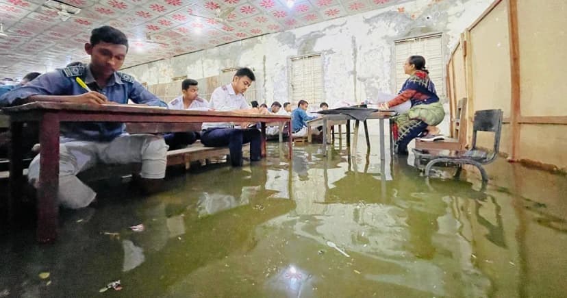 হাঁটু সমান পানির মধ্যেই পরীক্ষা দিলেন এসএসসি পরীক্ষার্থীরা