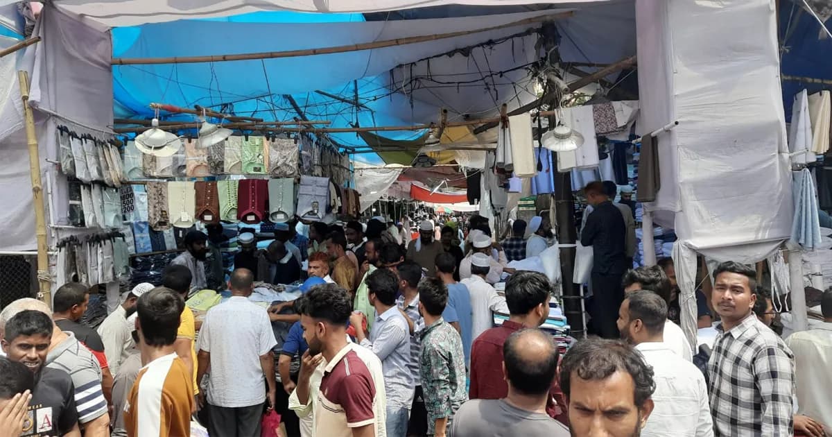 ঈদের আগমুহূর্তে কেনাকাটার ধুম, ফুটপাত-শপিংমলে উপচে পড়া ভিড়