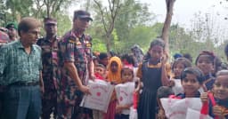 লালমনিরহাটে শিক্ষা উপকরণ বিতরণ করলো ১৫ বিজিবি