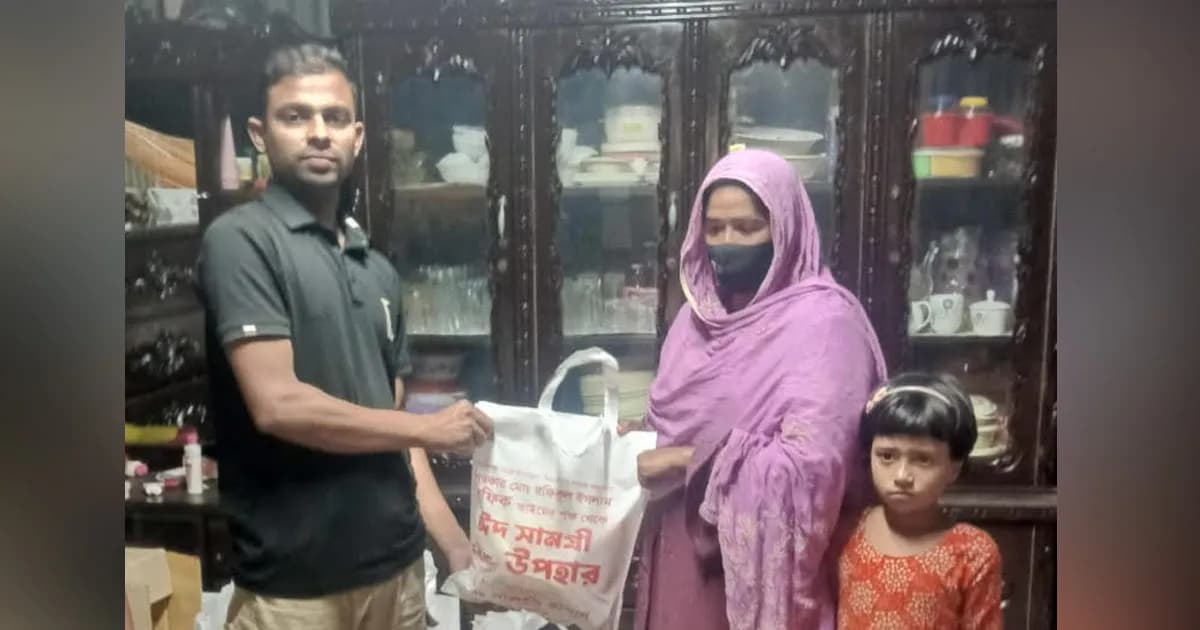 দুই শতাধিক পরিবারের মাঝে নাজমুলের ব্যক্তিগত উদ্যোগে ঈদ উপহার বিতরণ