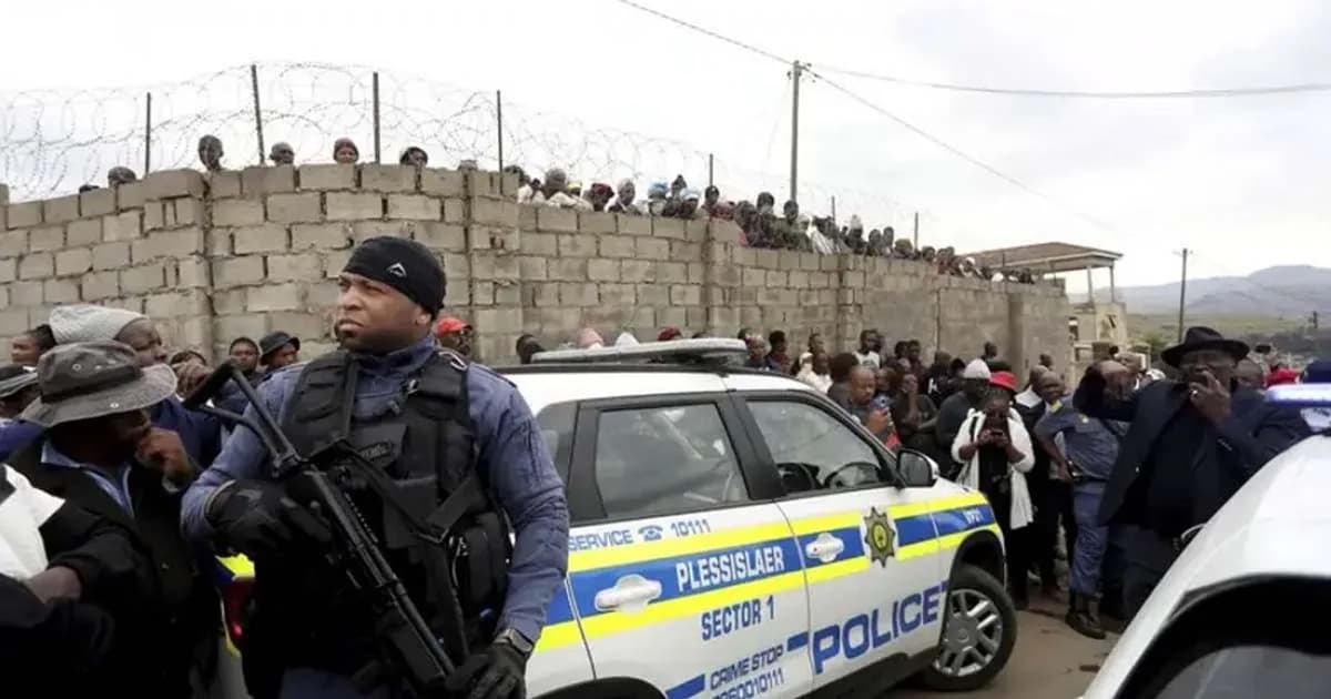 দক্ষিণ আফ্রিকায় বন্দুকধারীদের ভয়াবহ হামলা, নিহত ১০