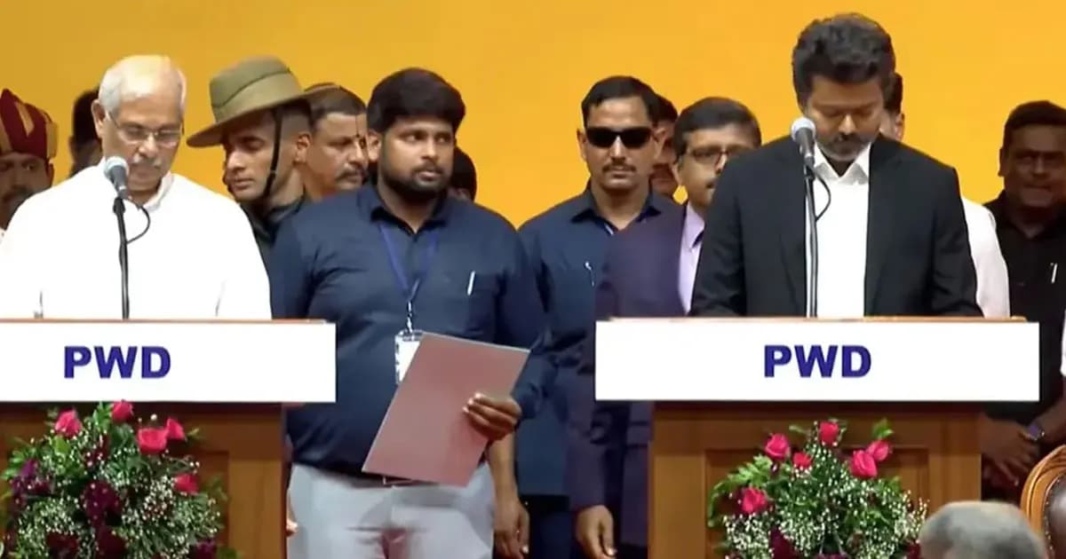 অবশেষে মুখ্যমন্ত্রী হিসেবে শপথ নিলেন থালাপতি বিজয়