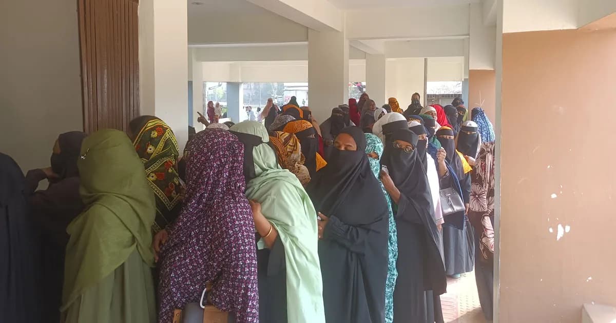 উৎসবমুখর পরিবেশে চট্টগ্রাম-১৩ আসনে ভোটগ্রহণ চলছে