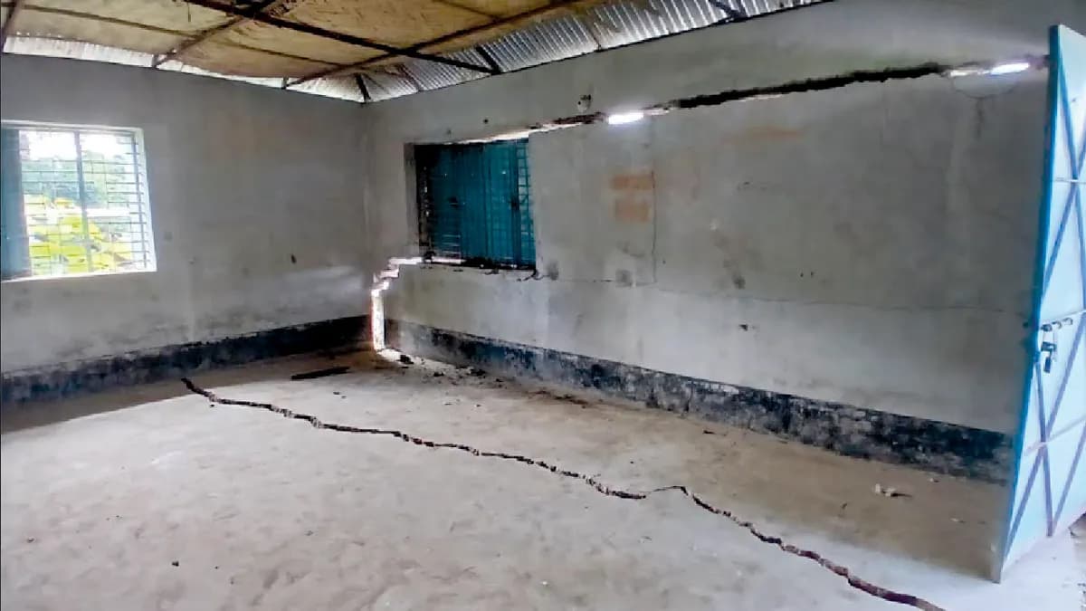 ফেনীতে নদী ভাঙনের কবলে বিদ্যালয়ের ভবন, আতঙ্কে শিক্ষার্থীরা