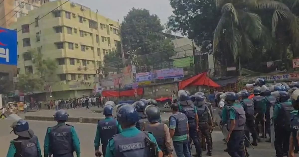 টিয়ারশেল-সাউন্ড গ্রেনেড ছুঁড়ে দুই কলেজের সংঘর্ষ থামাল পুলিশ