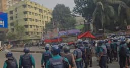 টিয়ারশেল-সাউন্ড গ্রেনেড ছুঁড়ে দুই কলেজের সংঘর্ষ থামাল পুলিশ