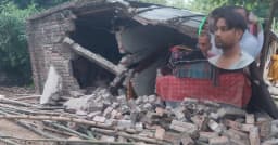 মেহেরপুরে নিয়ন্ত্রণ হারিয়ে শোয়ার ঘরে মাদকবাহী গাড়ি, চালক আটক