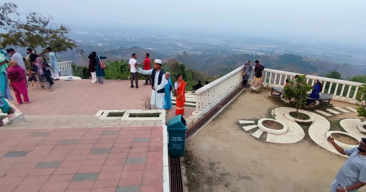 ঈদের ছুটি শেষেও খাগড়াছড়ির বিনোদনকেন্দ্রে পর্যটকদের উপচে পড়া ভিড়