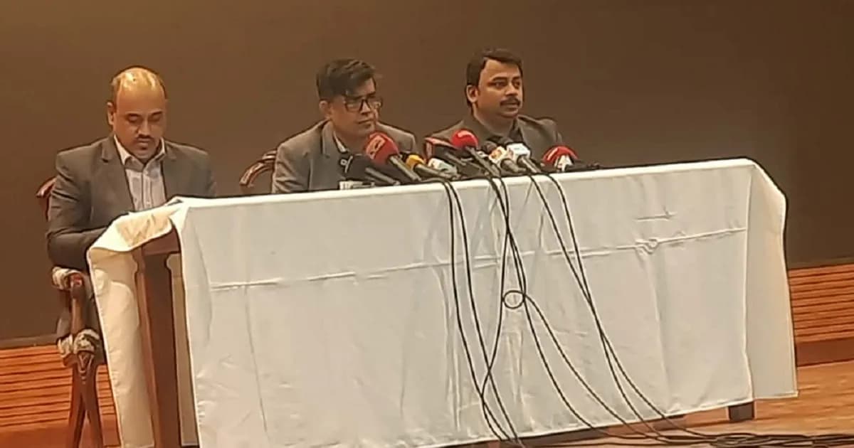 নির্বাচনের আগেই লুট হওয়া অস্ত্র উদ্ধারের তাগিদ প্রধান উপদেষ্টার