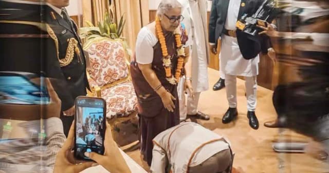 ভেঙে দেওয়া হলো নেপালের পার্লামেন্ট, মার্চে নির্বাচন