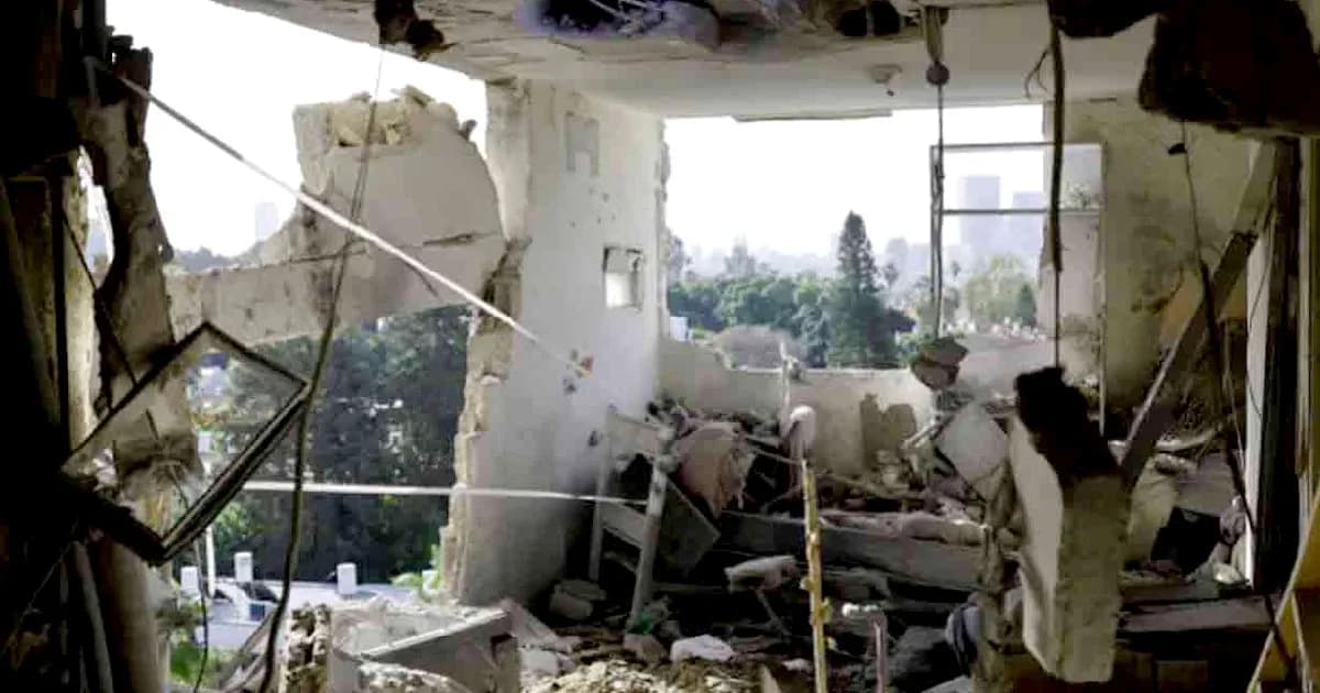 ইরানের ব্যালিস্টিক ক্ষেপণাস্ত্র হামলায় ইসরায়েলে ব্যাপক ক্ষয়ক্ষতি