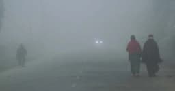 কুয়াশার চাদরে ঢেকে গেছে তেঁতুলিয়া, বেড়েছে শীতের দাপট